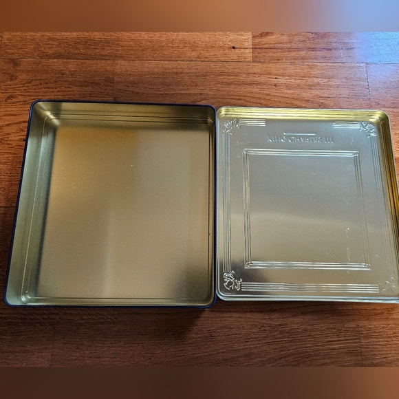 Walker's King Charles III Coronation Shortbread Biscuit Tin - Picture 3 of 4